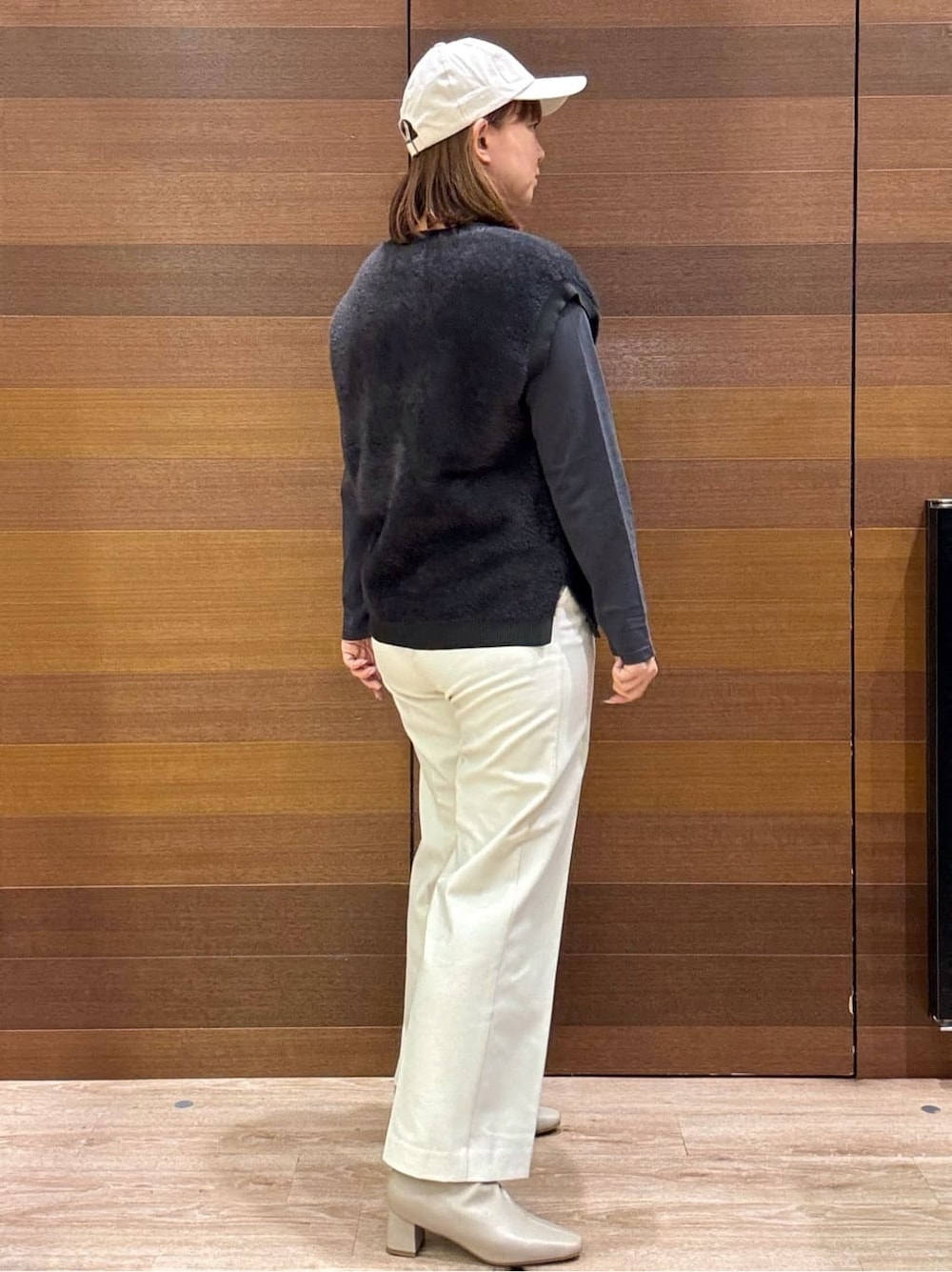 グレー系のニット/セーター、グレー系のTシャツ/カットソー、ホワイト系のその他パンツを着用したレディースの秋コーディネートの3枚目の写真