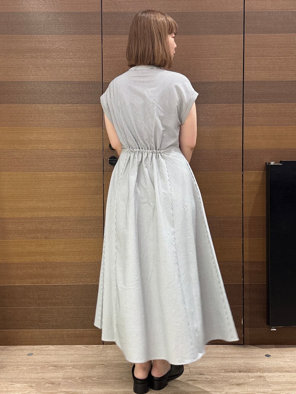 ホワイト系のワンピース、ベージュ系のトートバッグを着用したレディースの夏コーディネートの8枚目の写真