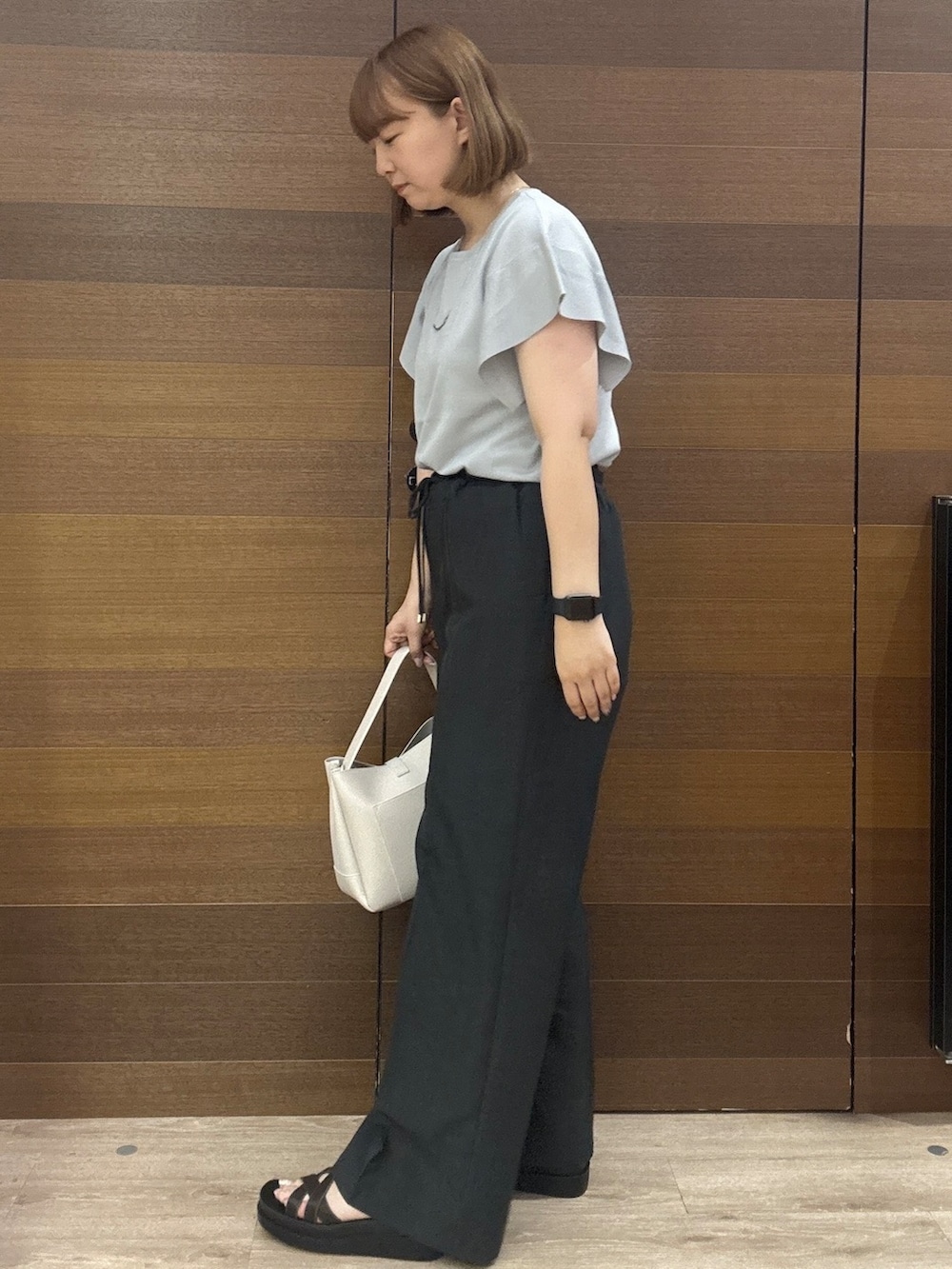 グレー系のニット/セーター、グレー系のその他パンツ、グレー系のトートバッグを着用したレディースの夏コーディネートの4枚目の写真