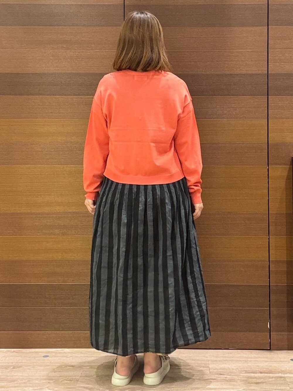 ブラック系のTシャツ/カットソー、ベージュ系のスカート、ベージュ系のショルダーバッグを着用したレディースの夏コーディネートの6枚目の写真