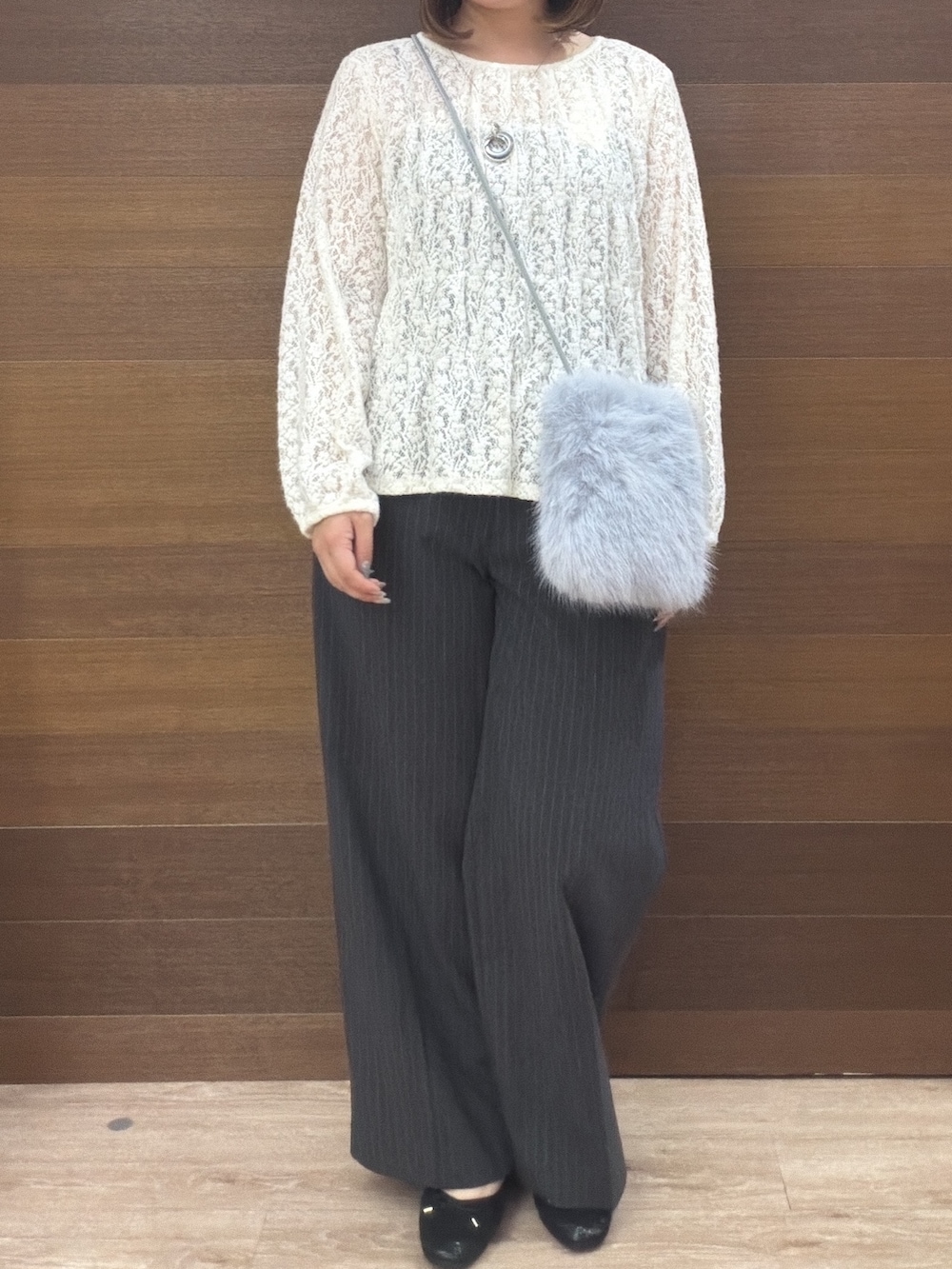 ホワイト系のシャツ/ブラウス、グレー系のその他パンツ、ブルー系のショルダーバッグを着用したレディースの秋コーディネートの6枚目の写真