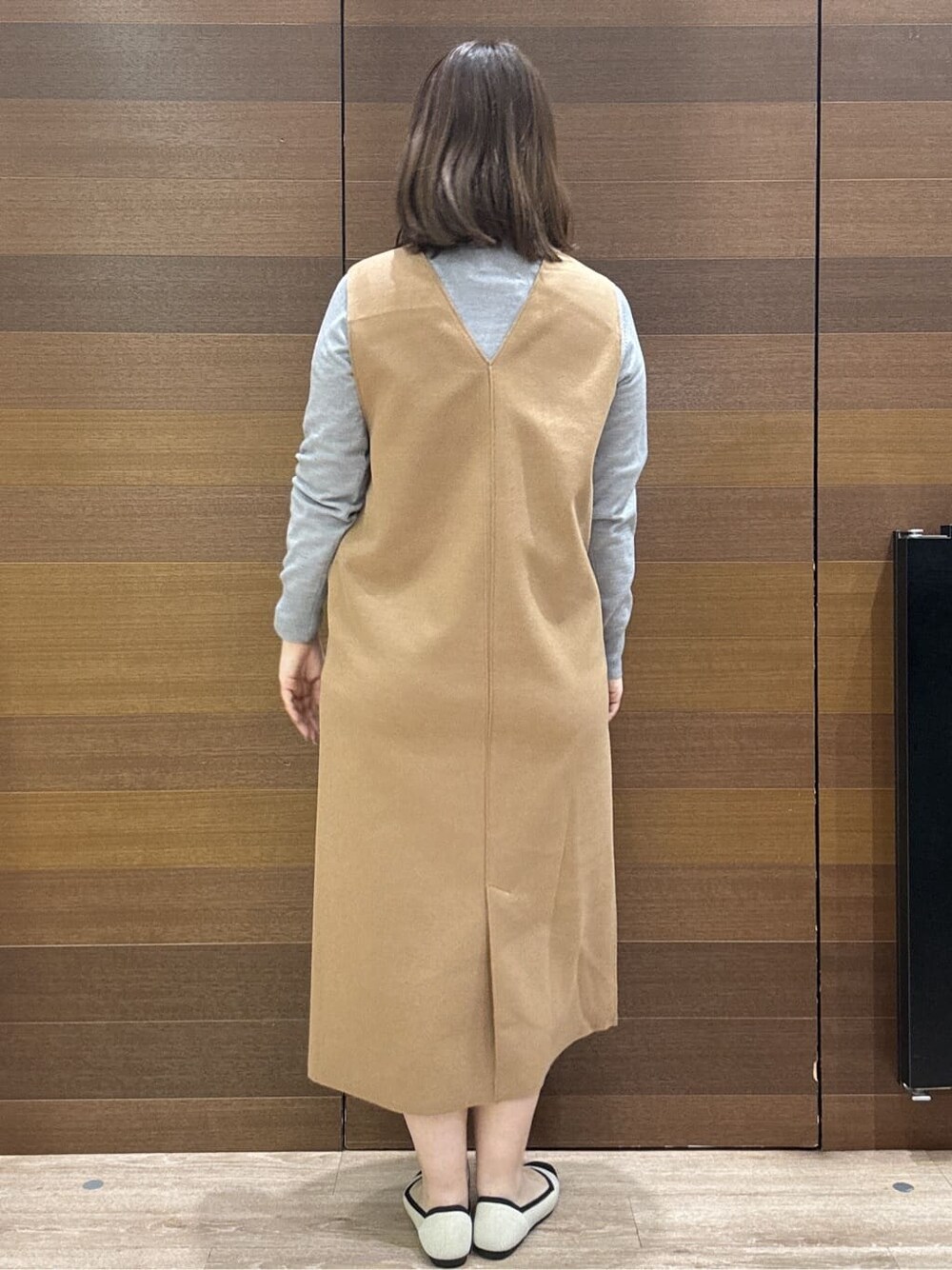 グレー系のカーディガン/ボレロ、イエロー系のワンピース、ベージュ系のトートバッグを着用したレディースの冬コーディネートの8枚目の写真