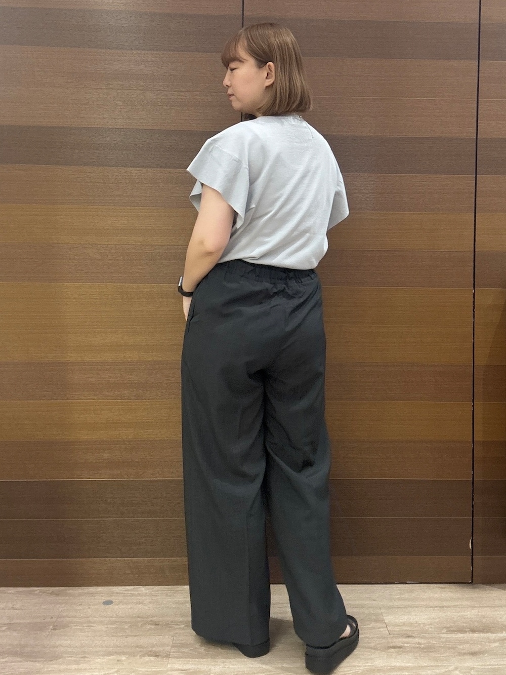 グレー系のニット/セーター、グレー系のその他パンツ、グレー系のトートバッグを着用したレディースの夏コーディネートの5枚目の写真
