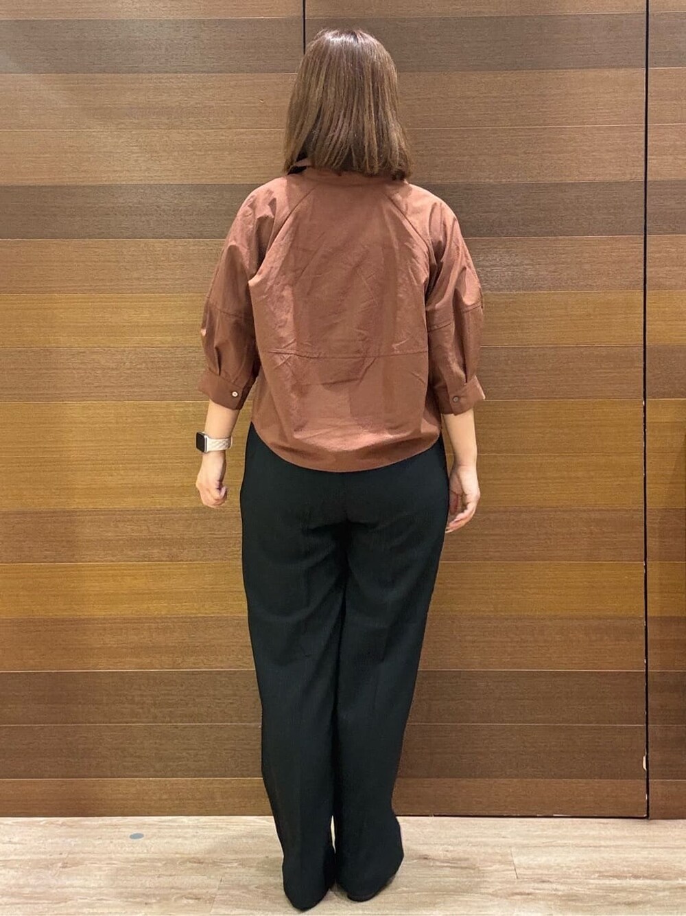 ブラウン系のシャツ/ブラウス、ブラック系のその他パンツ、ホワイト系のトートバッグを着用したレディースの秋コーディネートの4枚目の写真