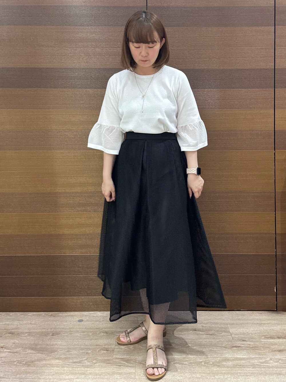 ブルー系のその他パンツ、ブラック系のトートバッグ、その他のサンダルを着用したレディースの春コーディネートの3枚目の写真