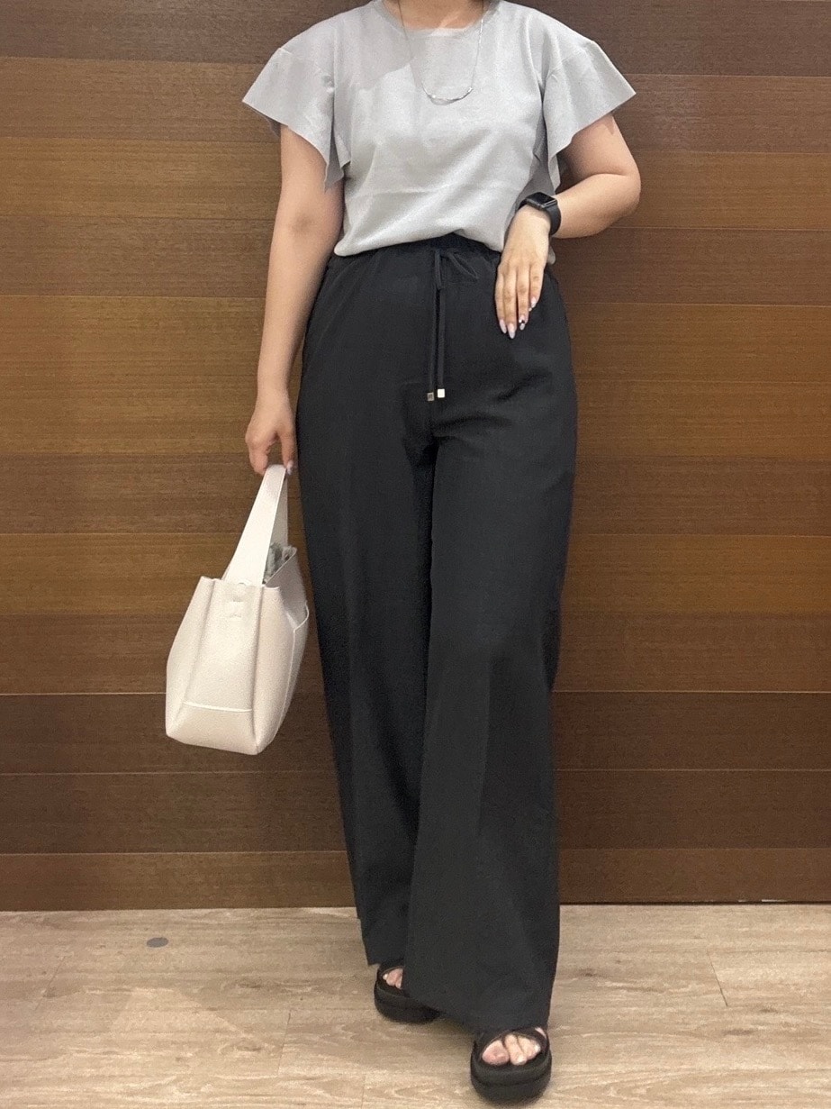 グレー系のニット/セーター、グレー系のその他パンツ、グレー系のトートバッグを着用したレディースの夏コーディネートの7枚目の写真