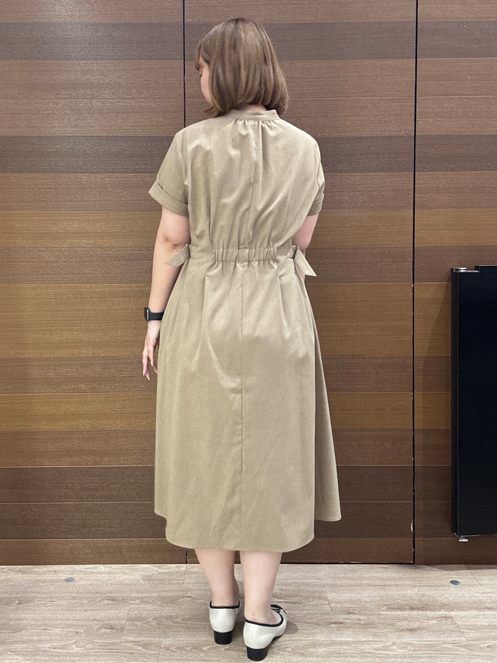 イエロー系のワンピース、ホワイト系のトートバッグ、ベージュ系のパンプスを着用したレディースの夏コーディネートの7枚目の写真