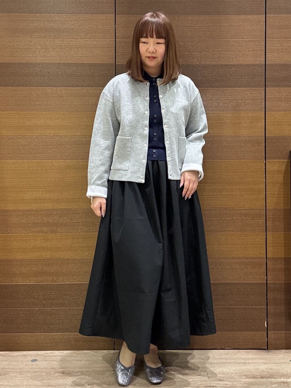 グレー系のカーディガン/ボレロ、ブルー系のワンピース、ブラック系のショルダーバッグを着用したレディースの冬コーディネートの3枚目の写真