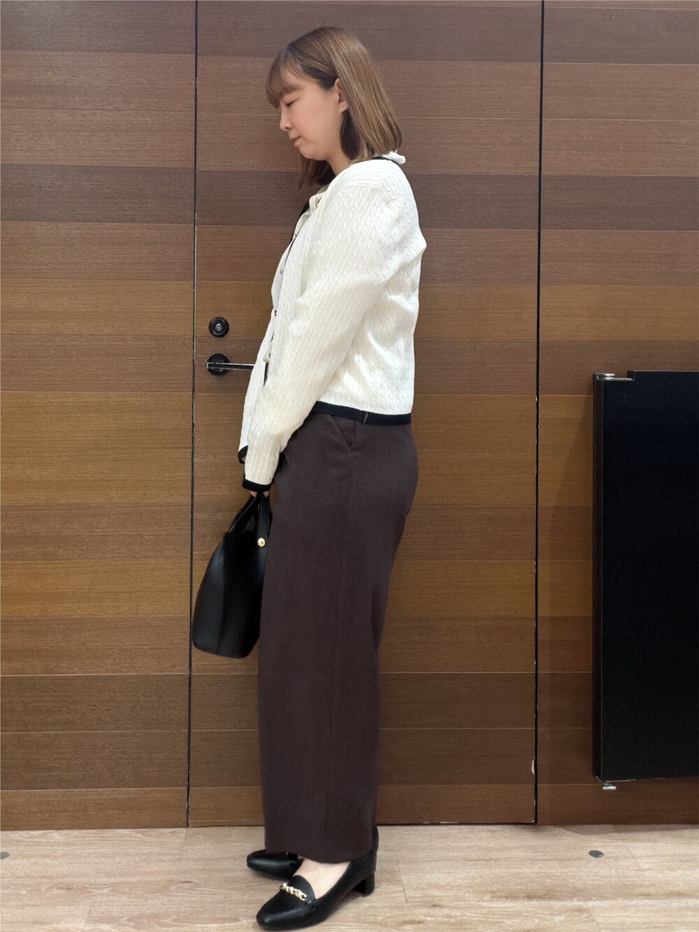 ホワイト系のカーディガン/ボレロ、ホワイト系のシャツ/ブラウス、ブラウン系のその他パンツを着用したレディースの秋コーディネートの6枚目の写真