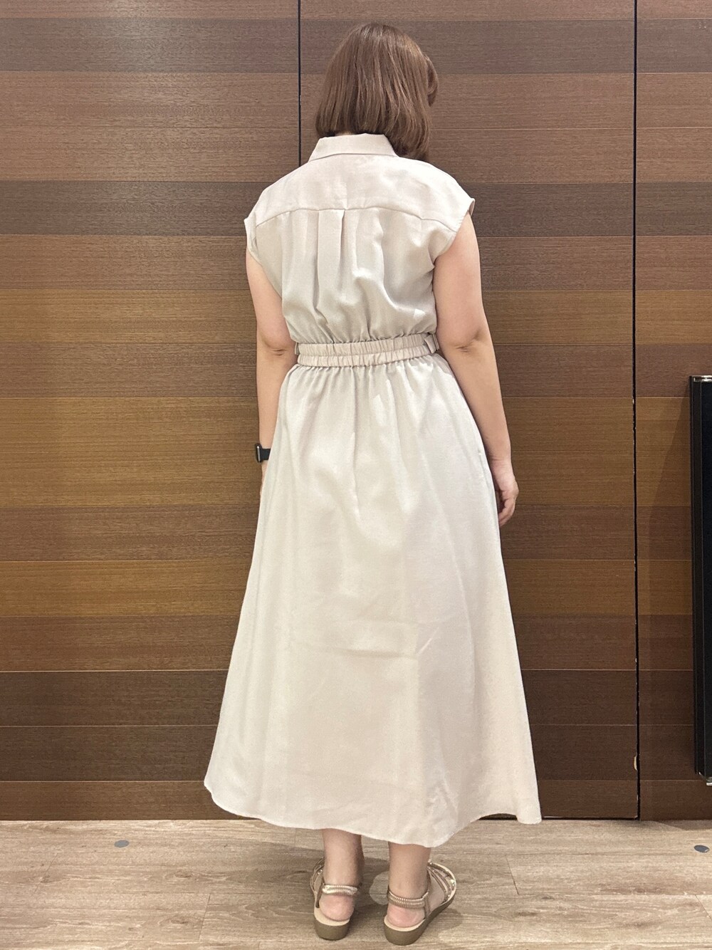 ベージュ系のワンピース、ブラウン系のトートバッグ、ゴールド系のサンダルを着用したレディースの夏コーディネートの9枚目の写真