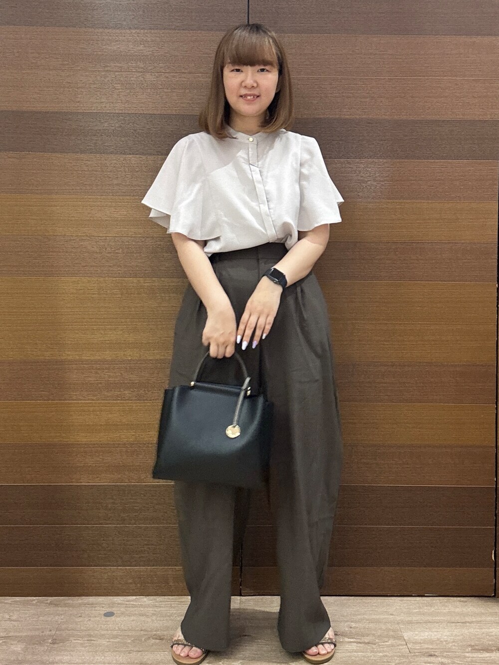 ベージュ系のシャツ/ブラウス、ブラウン系のその他パンツ、ブラック系のトートバッグを着用したレディースの夏コーディネートの3枚目の写真