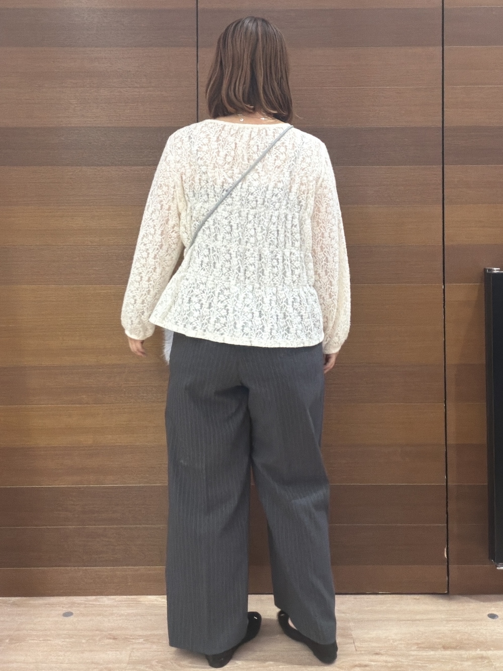 ホワイト系のシャツ/ブラウス、グレー系のその他パンツ、ブルー系のショルダーバッグを着用したレディースの秋コーディネートの5枚目の写真