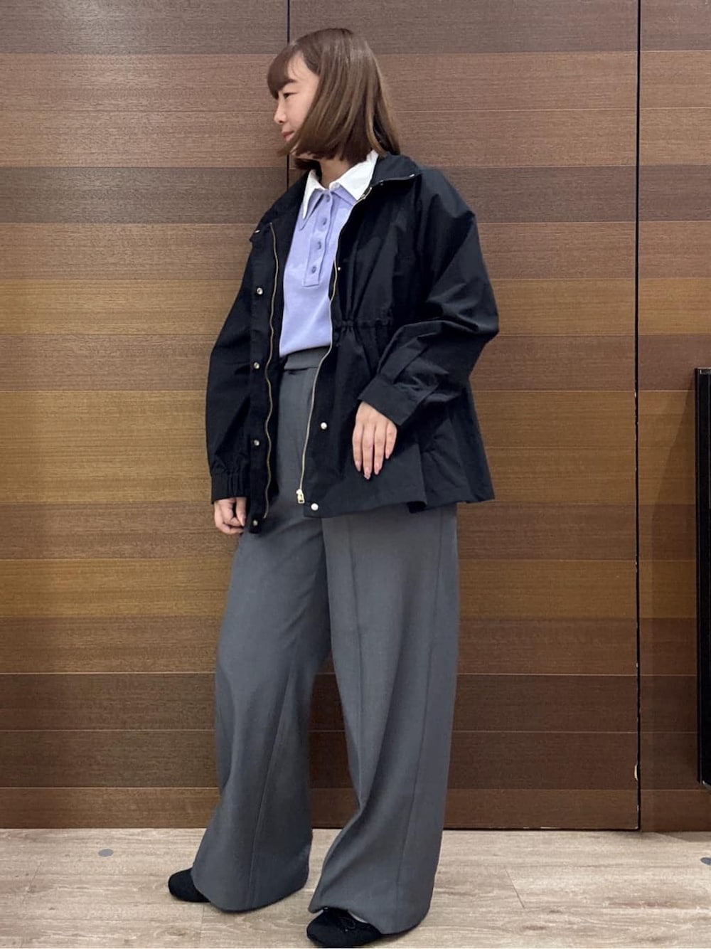 ブラック系のブルゾン、パープル系のニット/セーター、グレー系のその他パンツを着用したレディースの春コーディネートの4枚目の写真