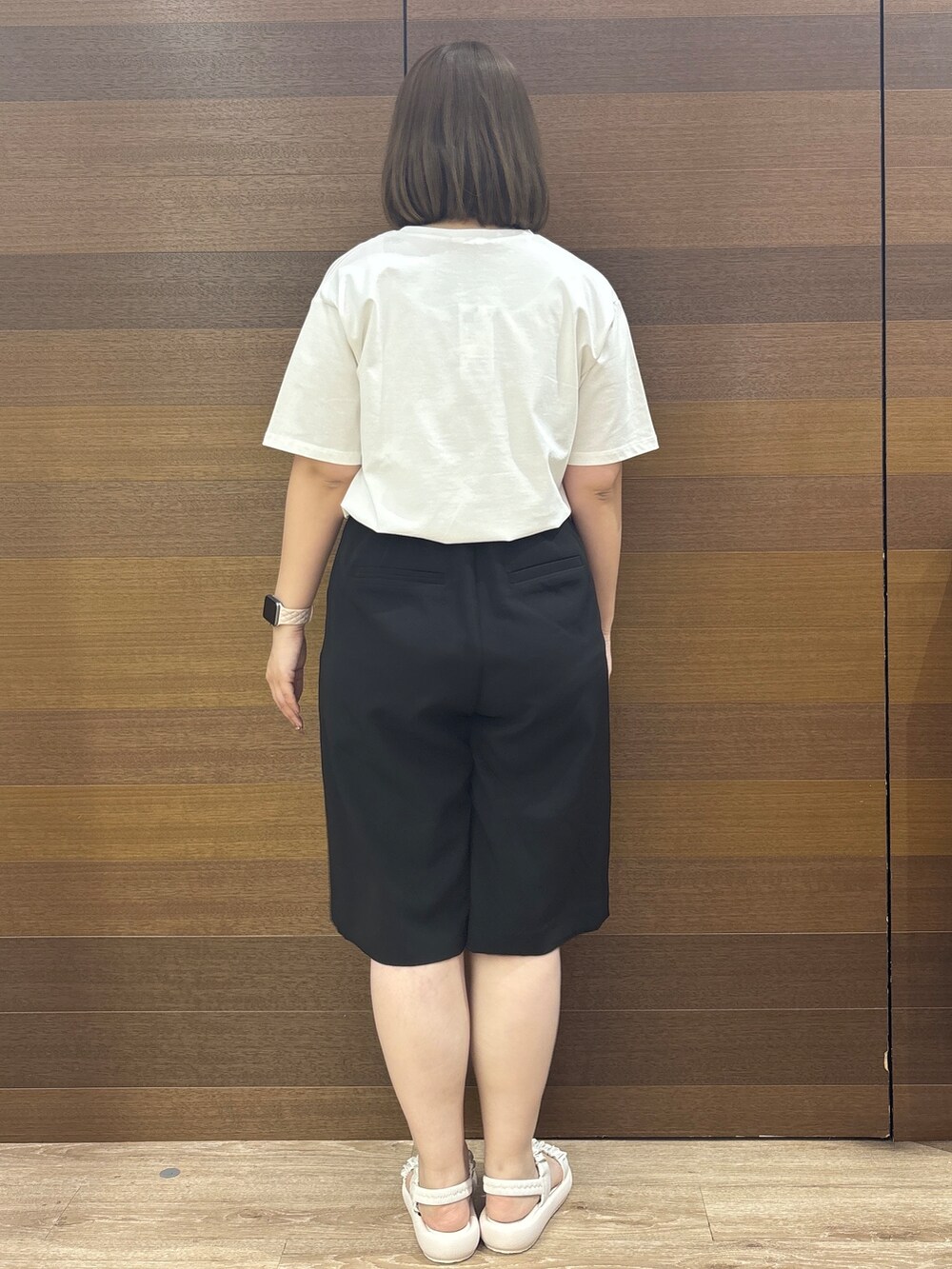 ホワイト系のトートバッグ、ホワイト系のサンダル、ブラック系のその他パンツを着用したレディースの春コーディネートの7枚目の写真