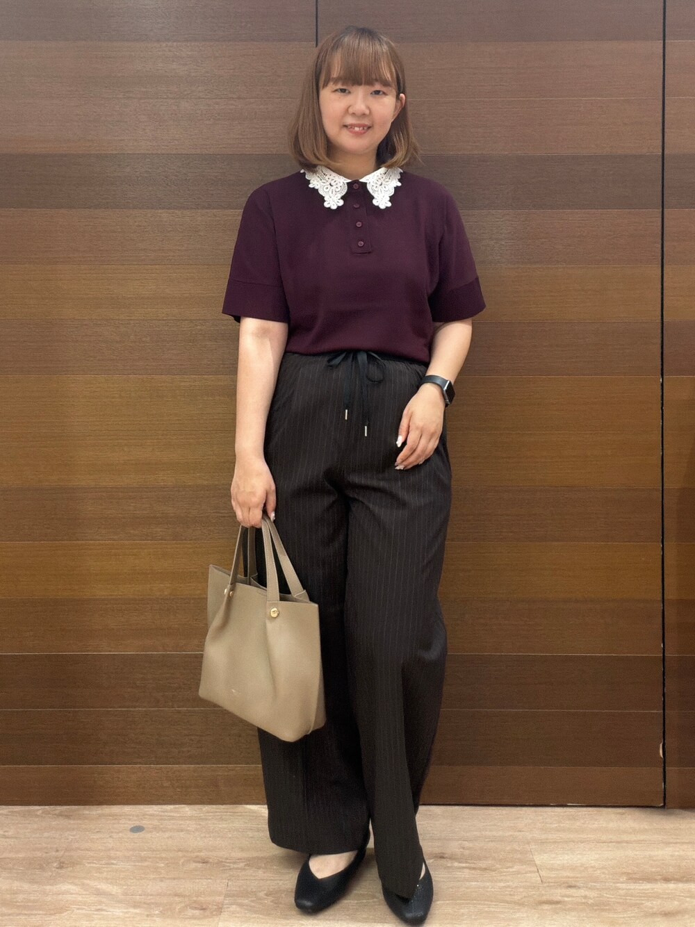 レッド系のニット/セーター、ブラウン系のその他パンツ、ベージュ系のショルダーバッグを着用したレディースの秋コーディネートの3枚目の写真