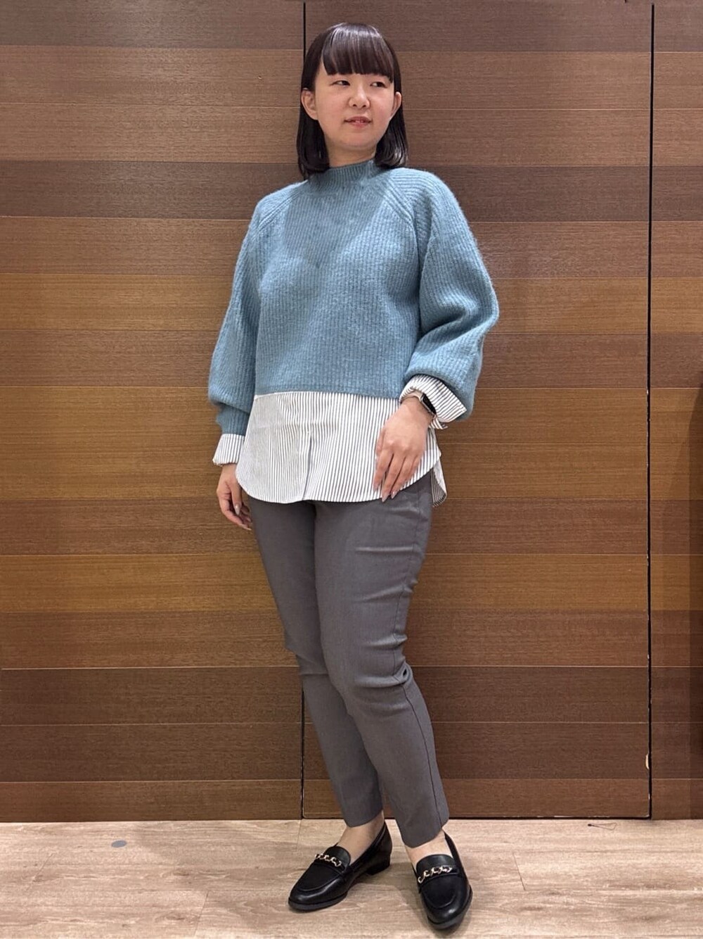 ブルー系のニット/セーター、ホワイト系のTシャツ/カットソー、グレー系のその他パンツを着用したレディースの冬コーディネートの6枚目の写真