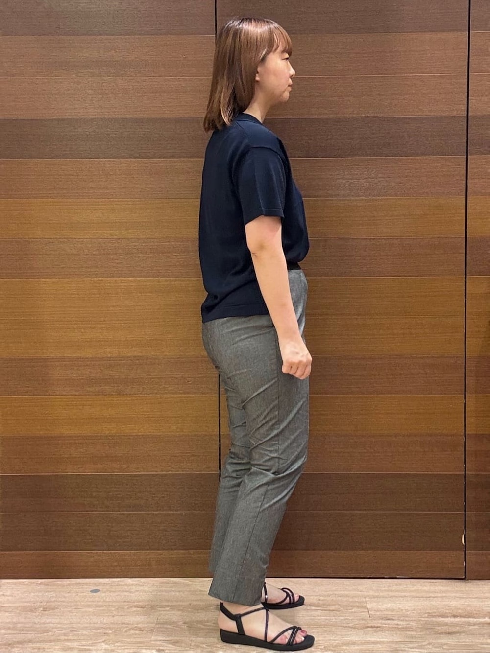 ブルー系のニット/セーター、グレー系のその他パンツ、ホワイト系のショルダーバッグを着用したレディースの夏コーディネートの3枚目の写真