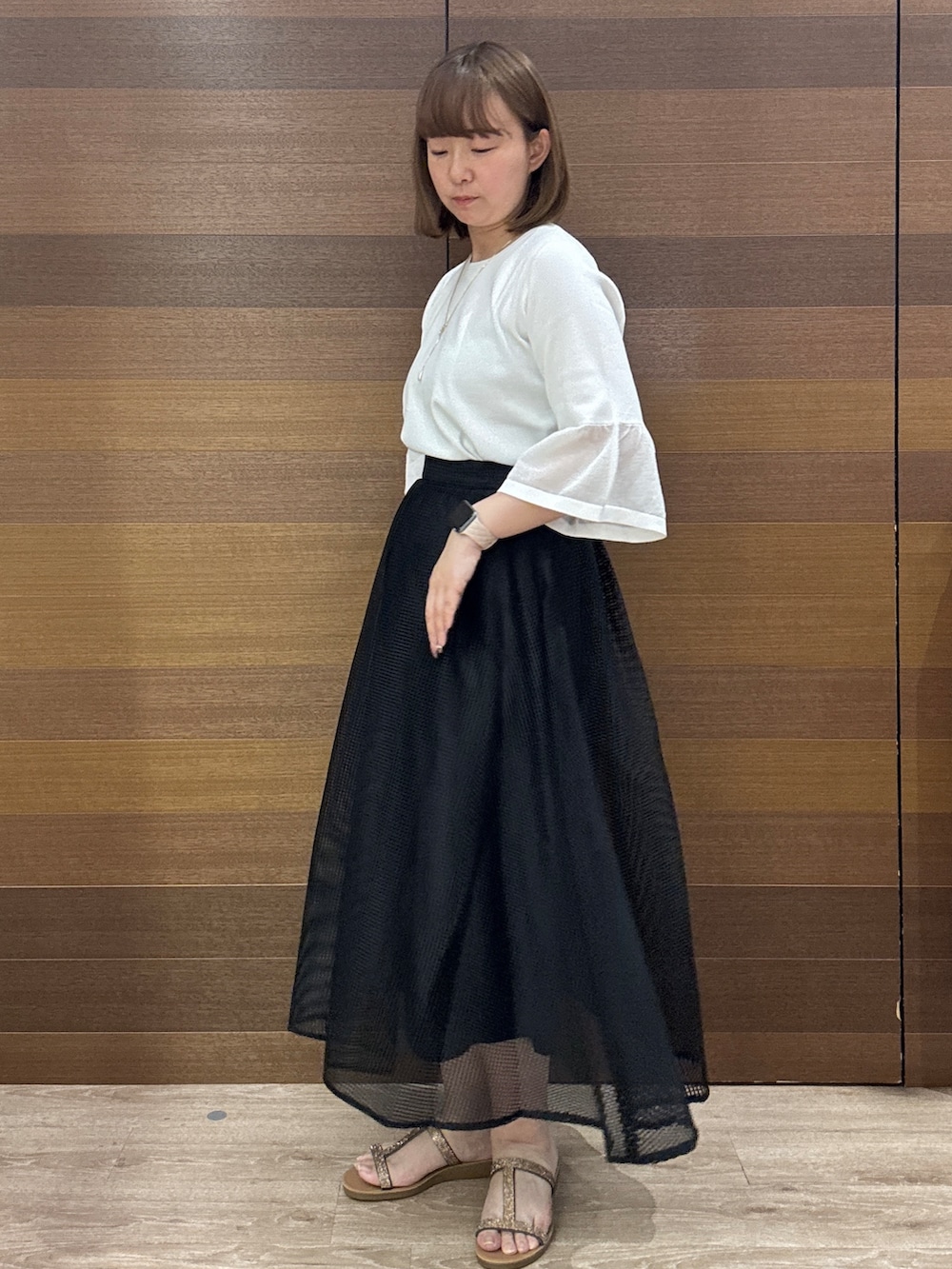 ブルー系のその他パンツ、ブラック系のトートバッグ、その他のサンダルを着用したレディースの春コーディネートの2枚目の写真