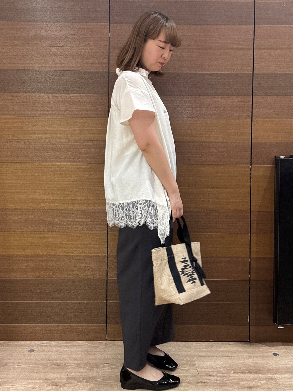ホワイト系のシャツ/ブラウス、グレー系のスカート、ブラック系のトートバッグを着用したレディースの夏コーディネートの5枚目の写真