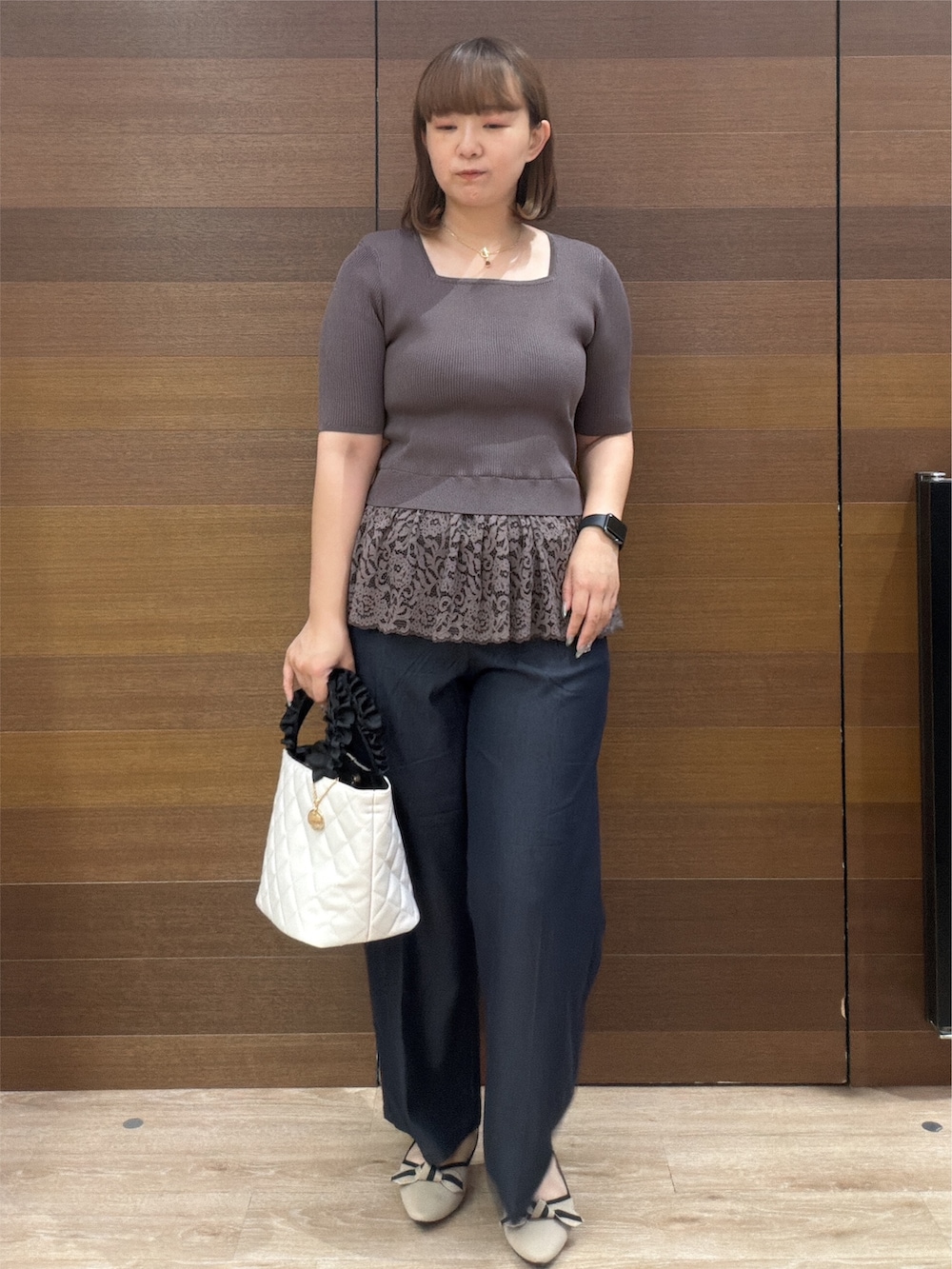 ブラウン系のニット/セーター、ブルー系のその他パンツ、ホワイト系のショルダーバッグを着用したレディースの秋コーディネートの6枚目の写真