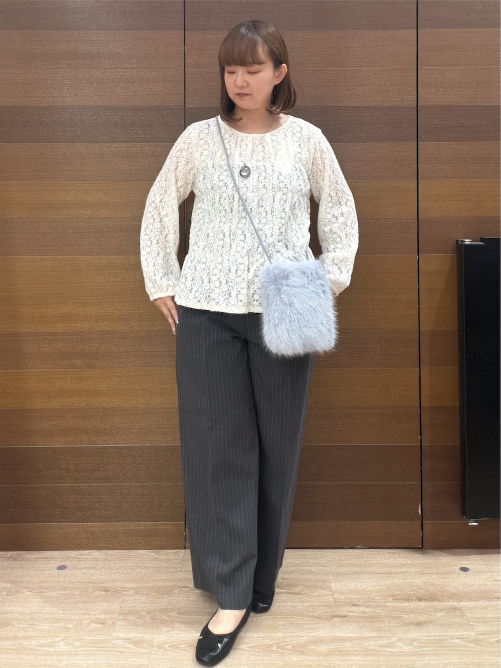 ホワイト系のシャツ/ブラウス、グレー系のその他パンツ、ブルー系のショルダーバッグを着用したレディースの秋コーディネートの4枚目の写真
