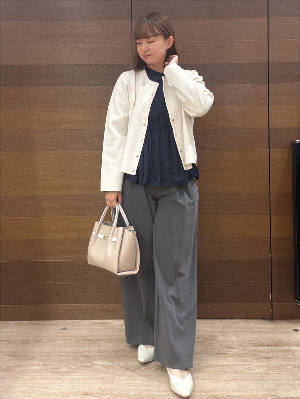 ホワイト系のカーディガン/ボレロ、ブルー系のシャツ/ブラウス、グレー系のその他パンツを着用したレディースの秋コーディネートの3枚目の写真