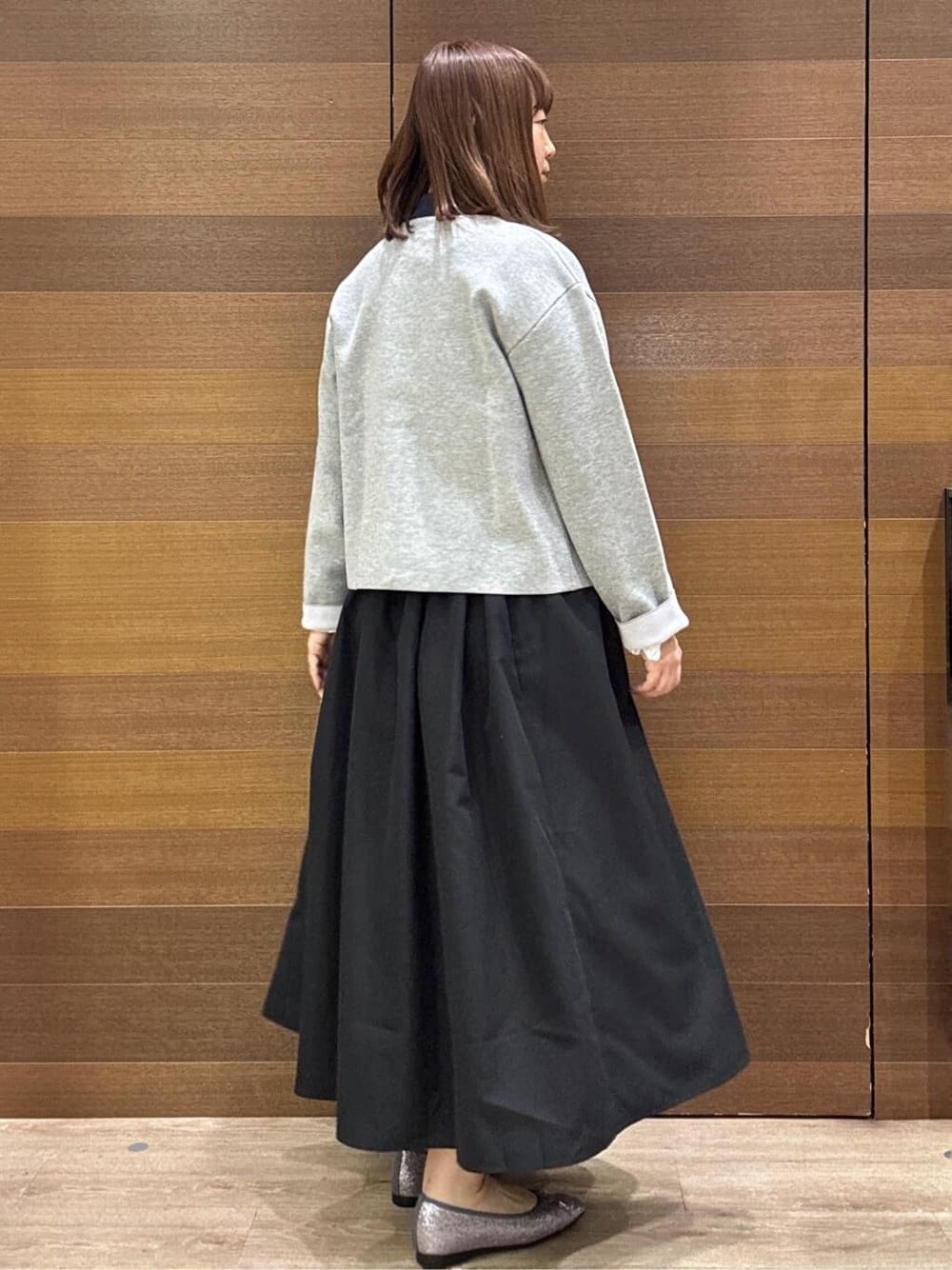 グレー系のカーディガン/ボレロ、ブルー系のワンピース、ブラック系のショルダーバッグを着用したレディースの冬コーディネートの7枚目の写真