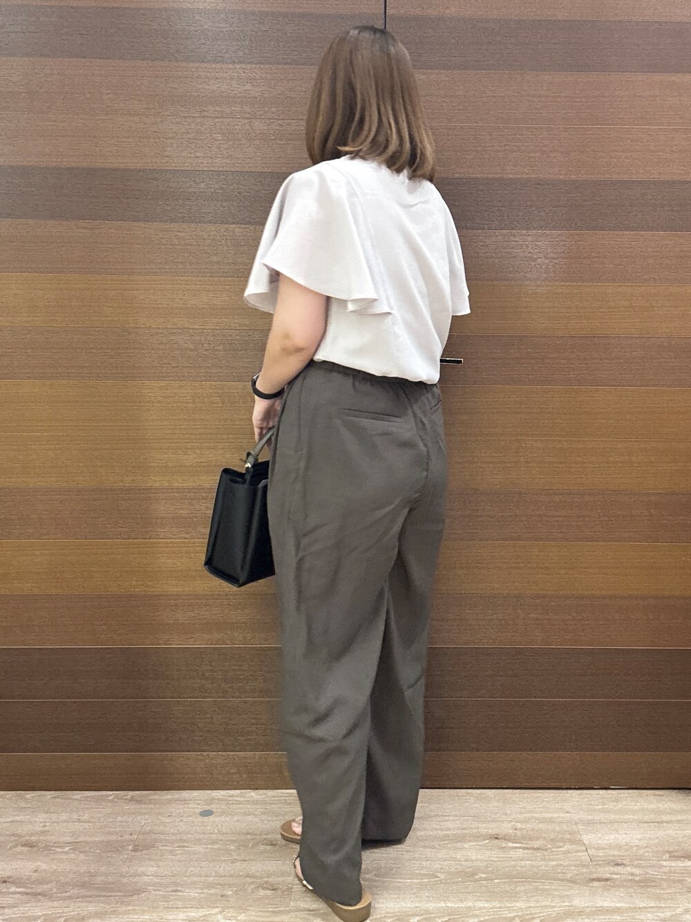 ベージュ系のシャツ/ブラウス、ブラウン系のその他パンツ、ブラック系のトートバッグを着用したレディースの夏コーディネートの6枚目の写真