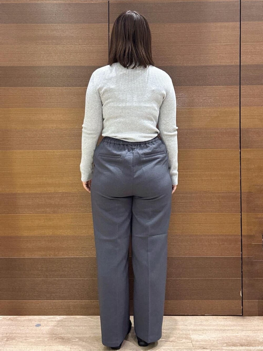 グレー系のニット/セーター、グレー系のその他パンツ、ブラック系のボストンバッグを着用したレディースの冬コーディネートの7枚目の写真