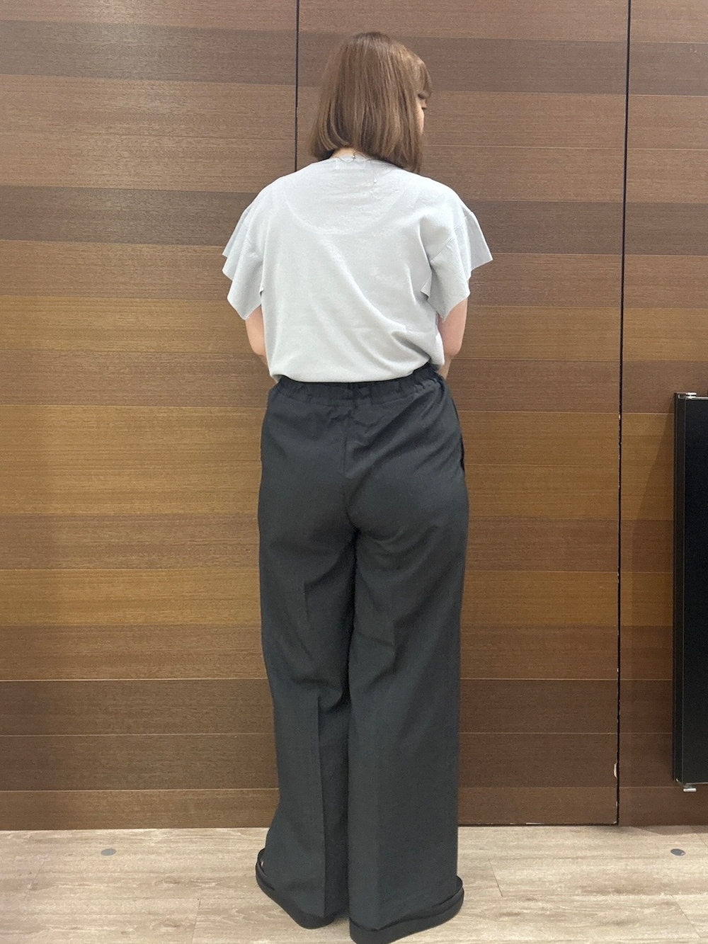 グレー系のニット/セーター、グレー系のその他パンツ、グレー系のトートバッグを着用したレディースの夏コーディネートの6枚目の写真