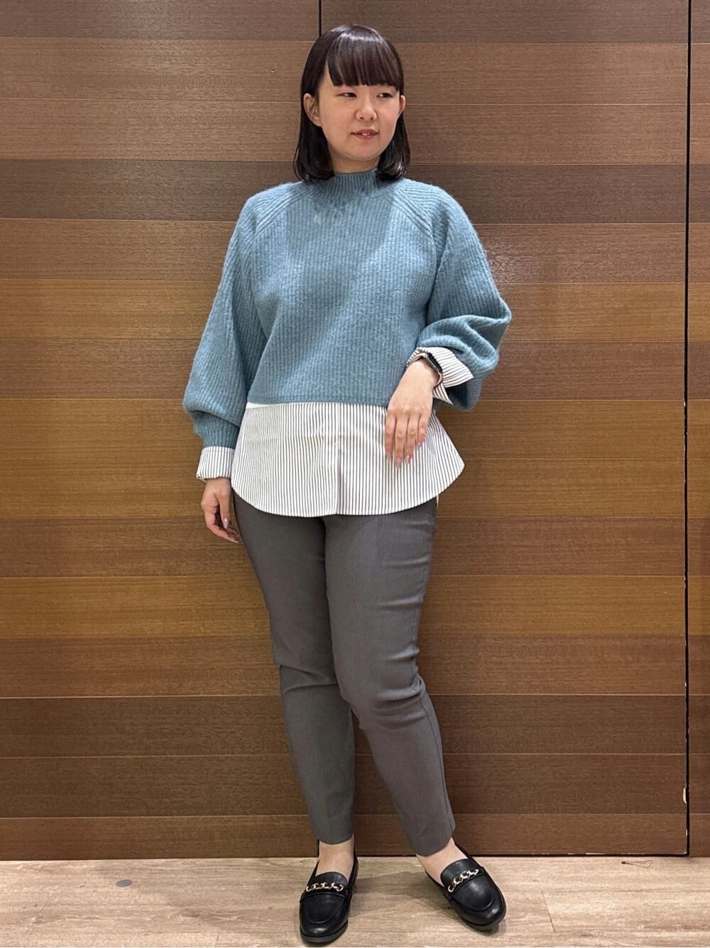 ブルー系のニット/セーター、ホワイト系のTシャツ/カットソー、グレー系のその他パンツを着用したレディースの冬コーディネートの3枚目の写真