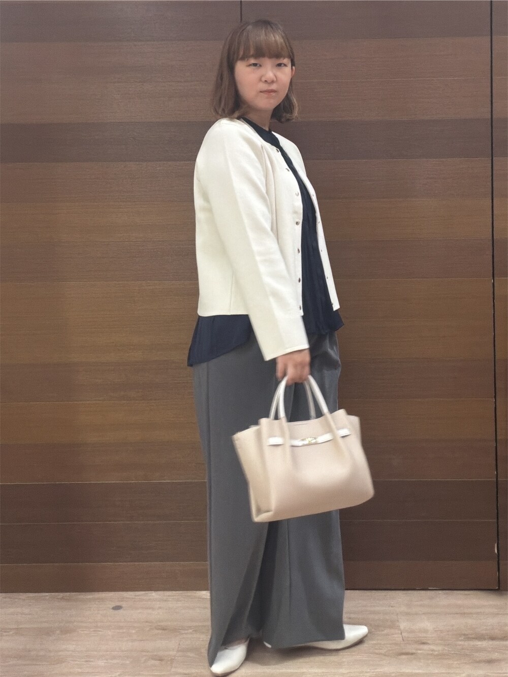 ホワイト系のカーディガン/ボレロ、ブルー系のシャツ/ブラウス、グレー系のその他パンツを着用したレディースの秋コーディネートの4枚目の写真