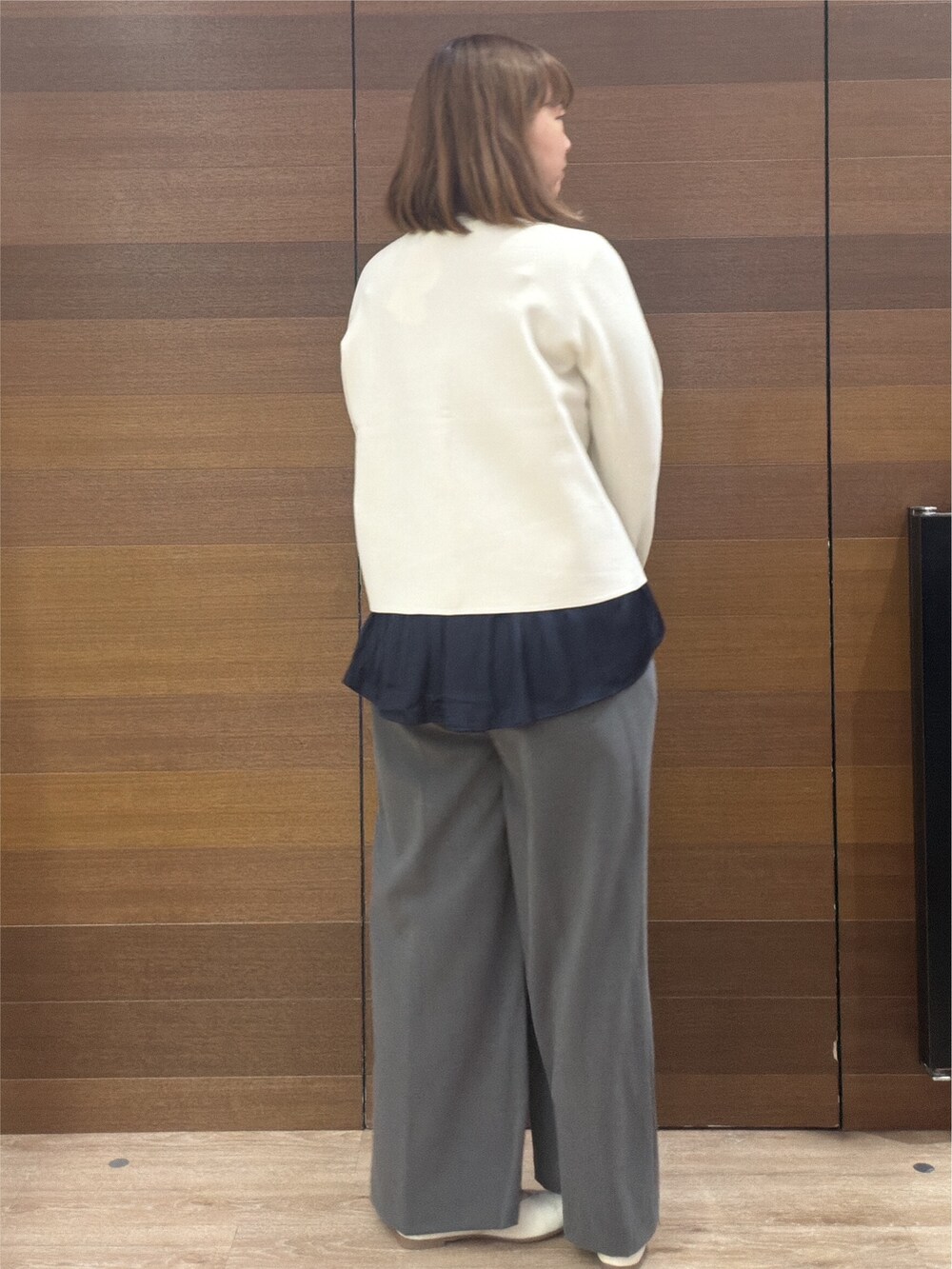 ホワイト系のカーディガン/ボレロ、ブルー系のシャツ/ブラウス、グレー系のその他パンツを着用したレディースの秋コーディネートの6枚目の写真