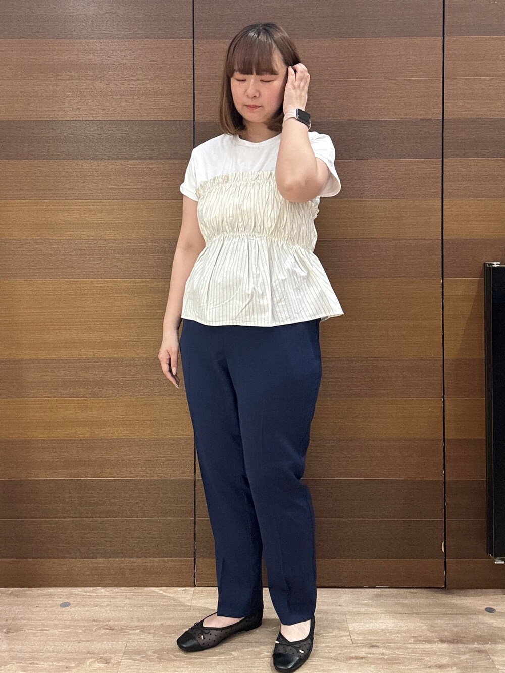 ブラック系のパンプス、ブルー系のその他パンツ、ベージュ系のTシャツ/カットソーを着用したレディースの春コーディネートの2枚目の写真