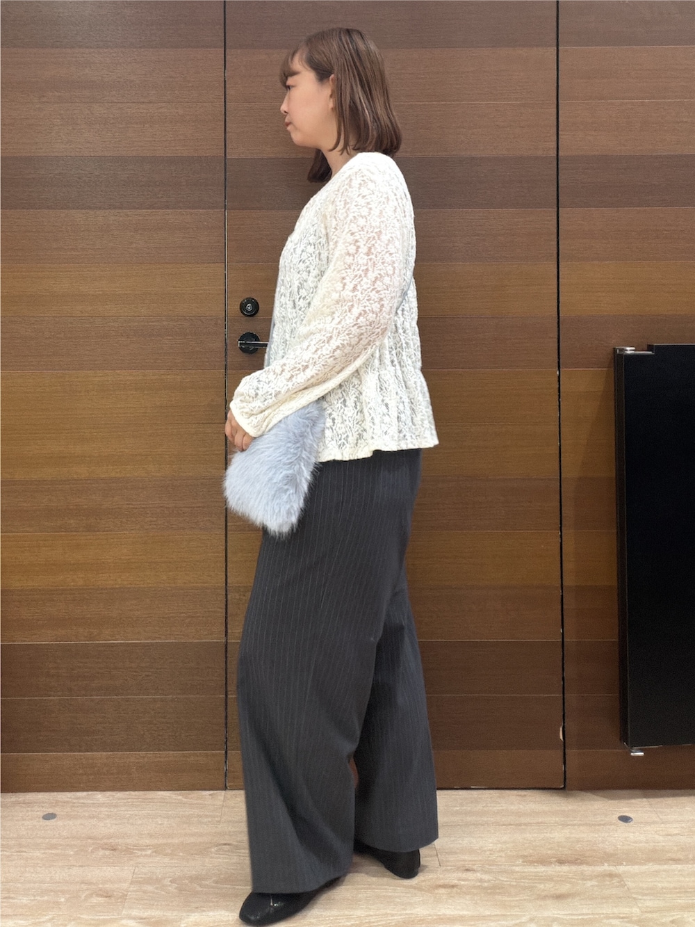 ホワイト系のシャツ/ブラウス、グレー系のその他パンツ、ブルー系のショルダーバッグを着用したレディースの秋コーディネートの3枚目の写真