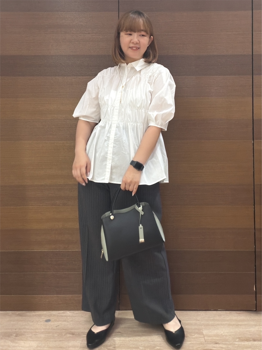 ホワイト系のシャツ/ブラウス、グレー系のその他パンツ、ブラック系のボストンバッグを着用したレディースの夏コーディネートの3枚目の写真