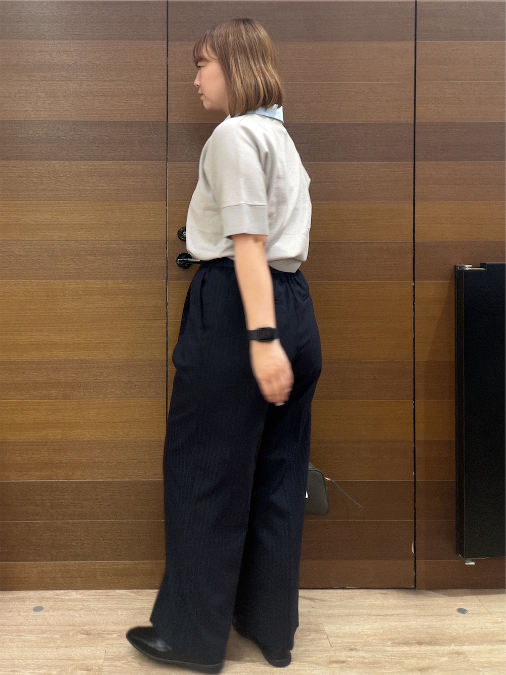 グレー系のニット/セーター、ブルー系のその他パンツ、グリーン系のボストンバッグを着用したレディースの秋コーディネートの4枚目の写真