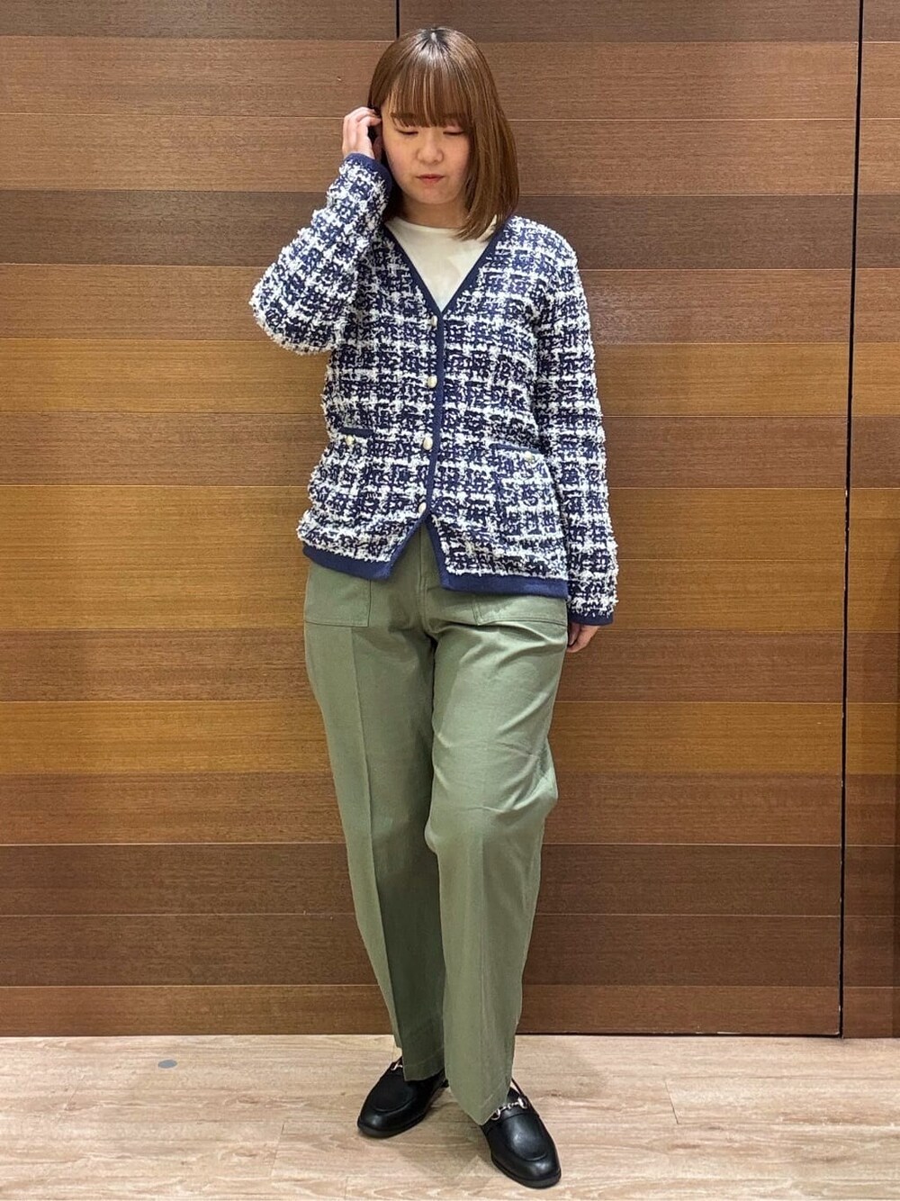 ブルー系のカーディガン/ボレロ、ホワイト系のTシャツ/カットソー、グリーン系のその他パンツを着用したレディースの冬コーディネートの2枚目の写真