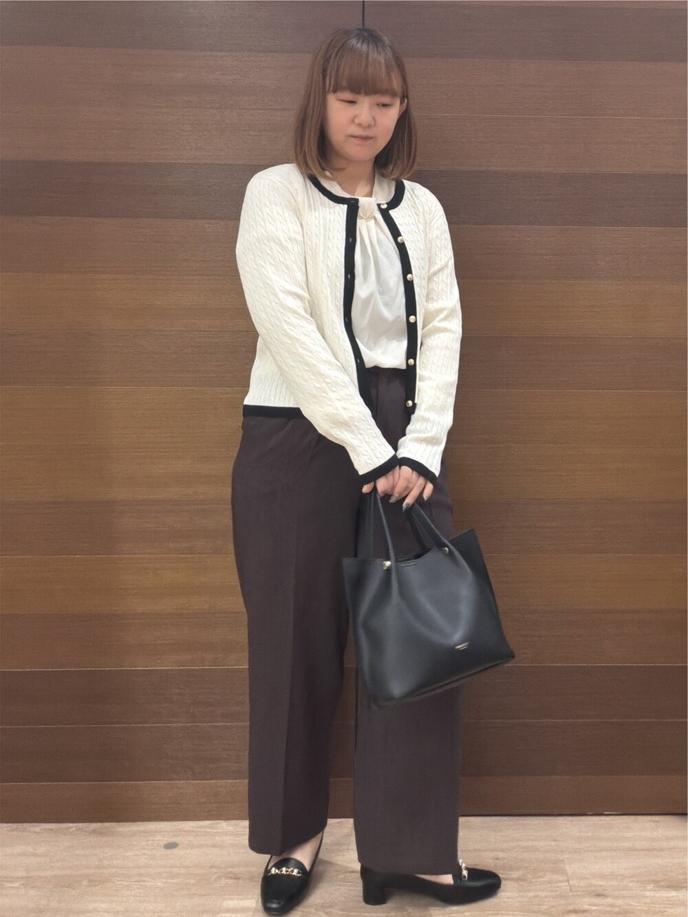 ホワイト系のカーディガン/ボレロ、ホワイト系のシャツ/ブラウス、ブラウン系のその他パンツを着用したレディースの秋コーディネートの2枚目の写真