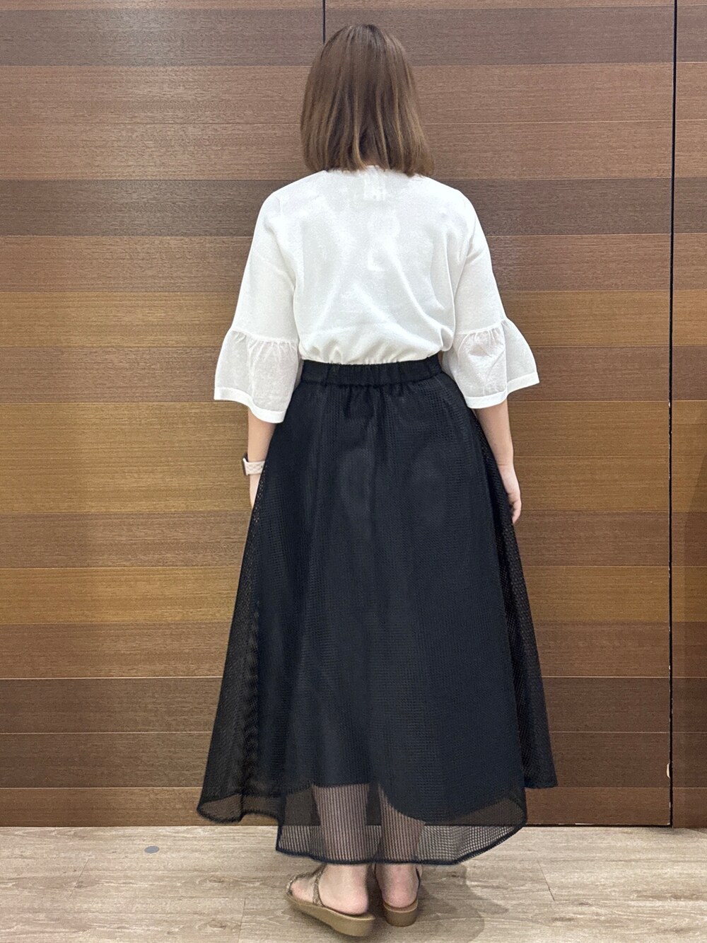 ブルー系のその他パンツ、ブラック系のトートバッグ、その他のサンダルを着用したレディースの春コーディネートの6枚目の写真