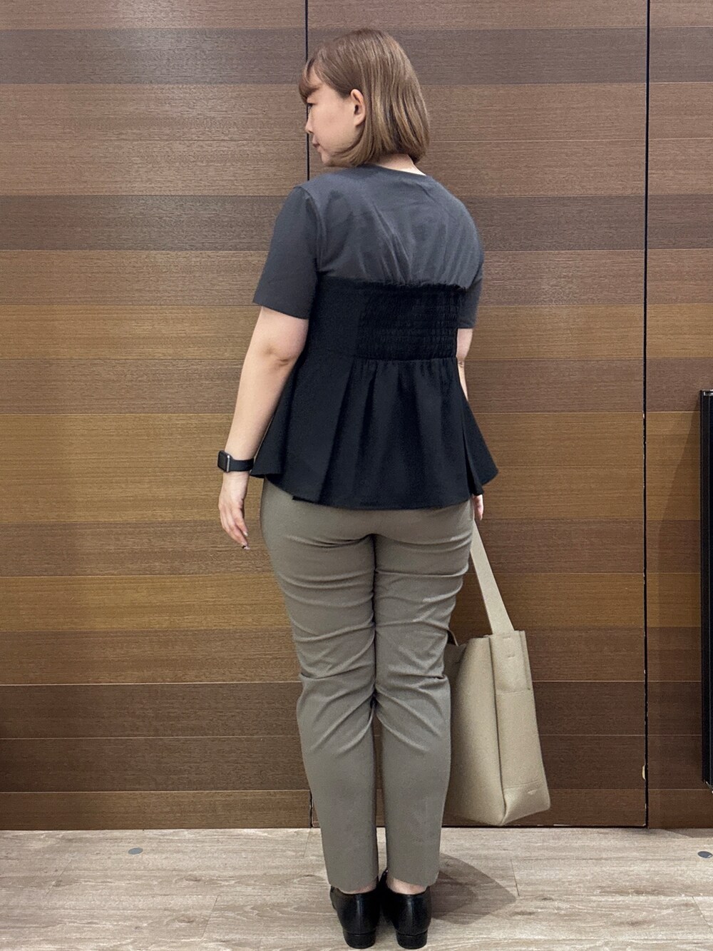 ブラック系のTシャツ/カットソー、ブラウン系のその他パンツ、ブラウン系のトートバッグを着用したレディースの夏コーディネートの6枚目の写真