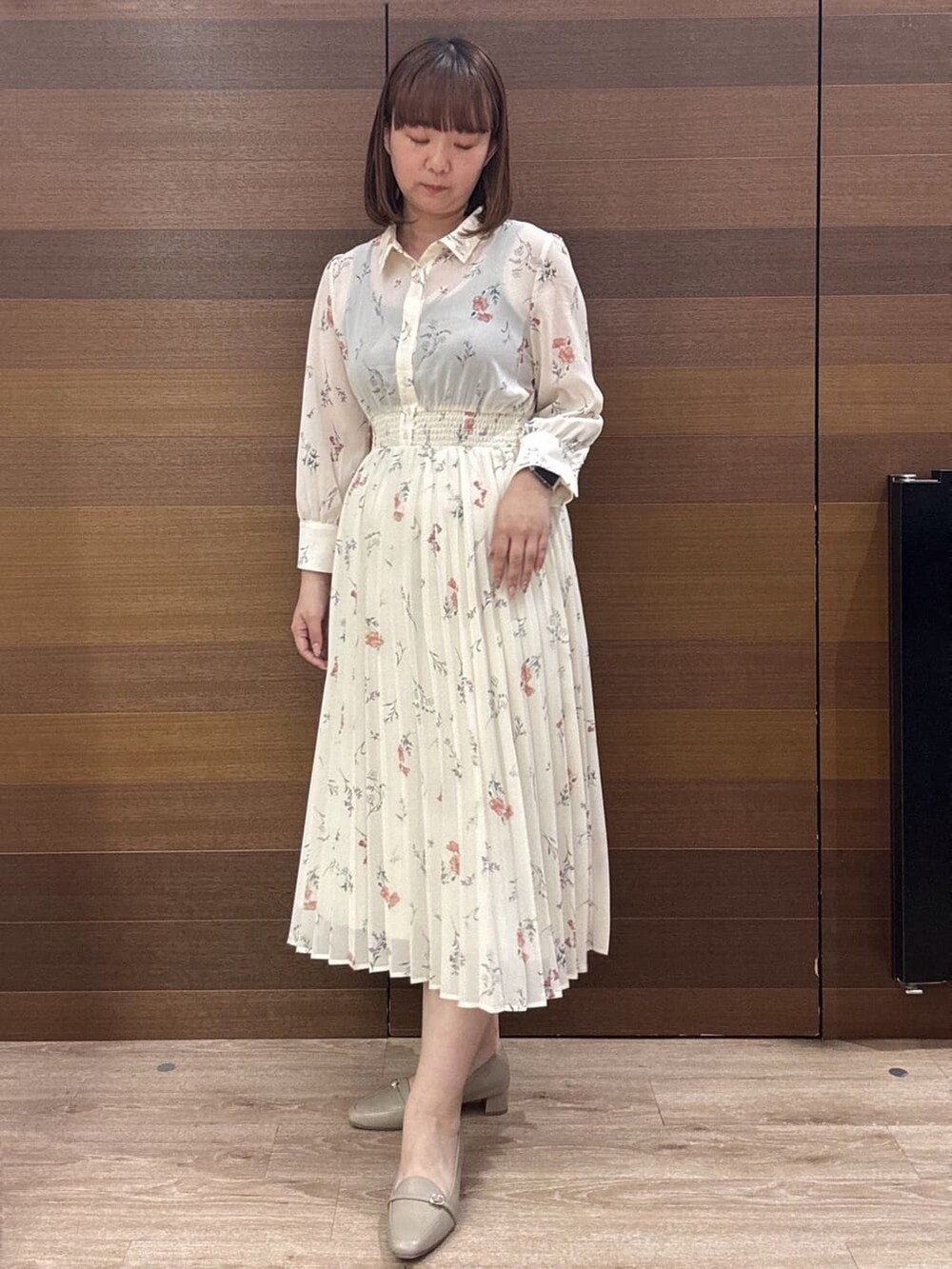 ベージュ系のパンプス、ブラック系のトートバッグ、ベージュ系のワンピースを着用したレディースの春コーディネートの5枚目の写真