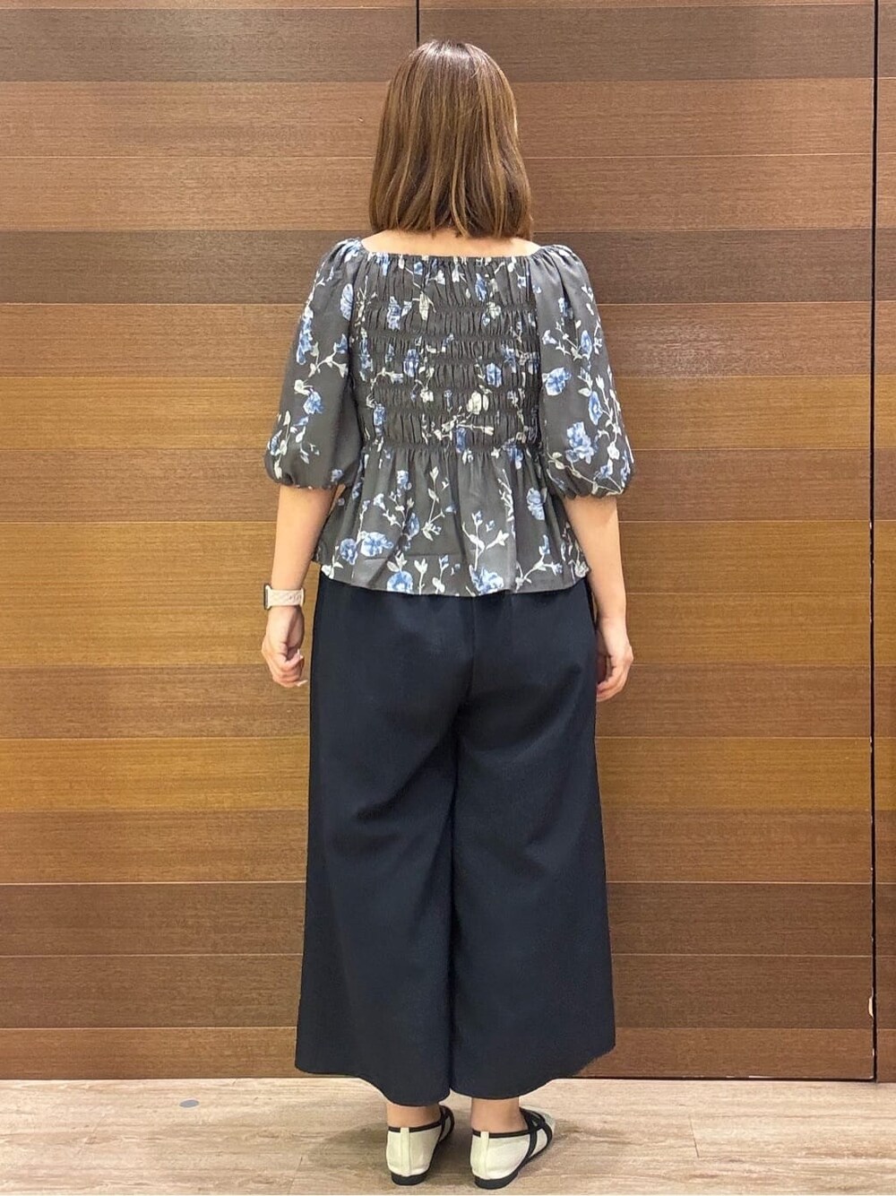 グレー系のシャツ/ブラウス、ブルー系のその他パンツ、ベージュ系のショルダーバッグを着用したレディースの夏コーディネートの4枚目の写真