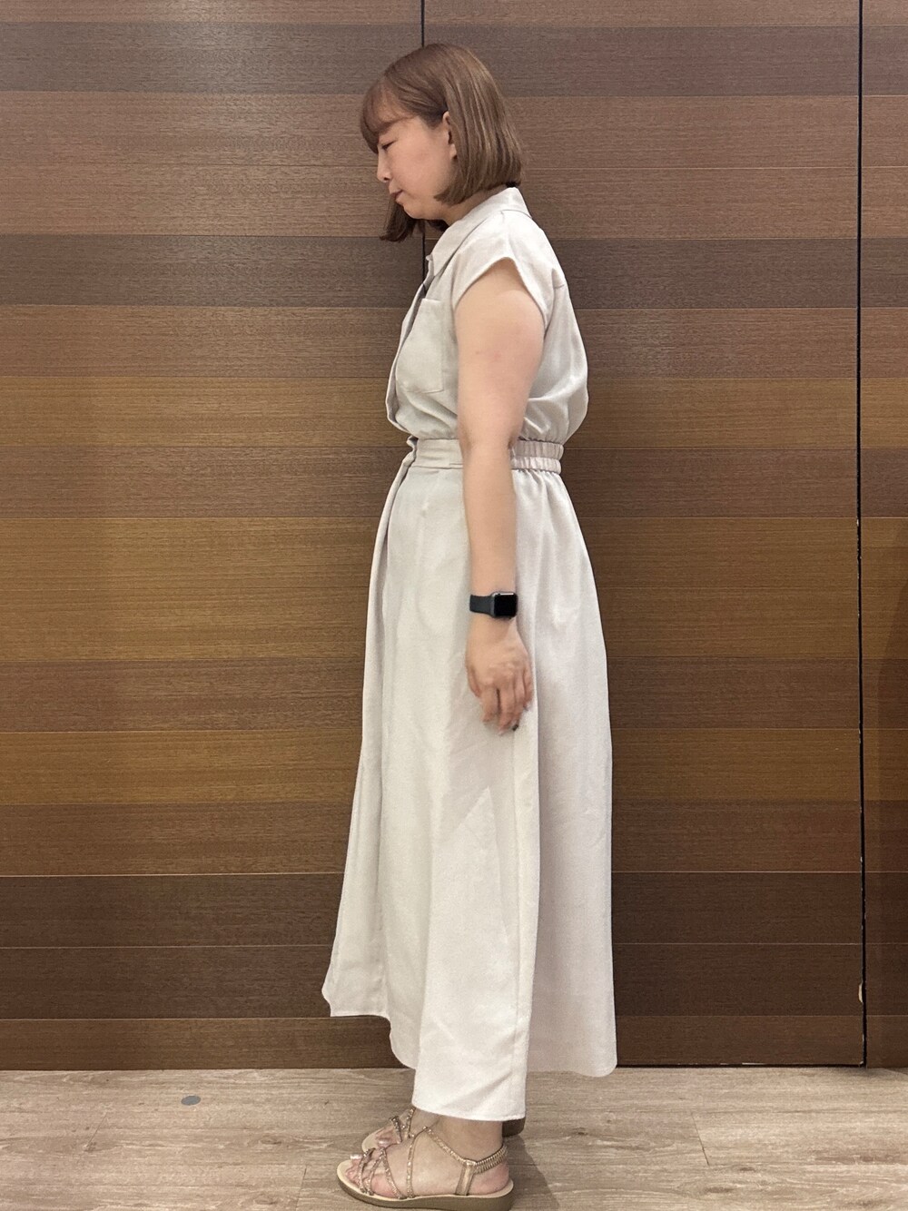 ベージュ系のワンピース、グレー系のトートバッグ、ゴールド系のサンダルを着用したレディースの夏コーディネートの4枚目の写真