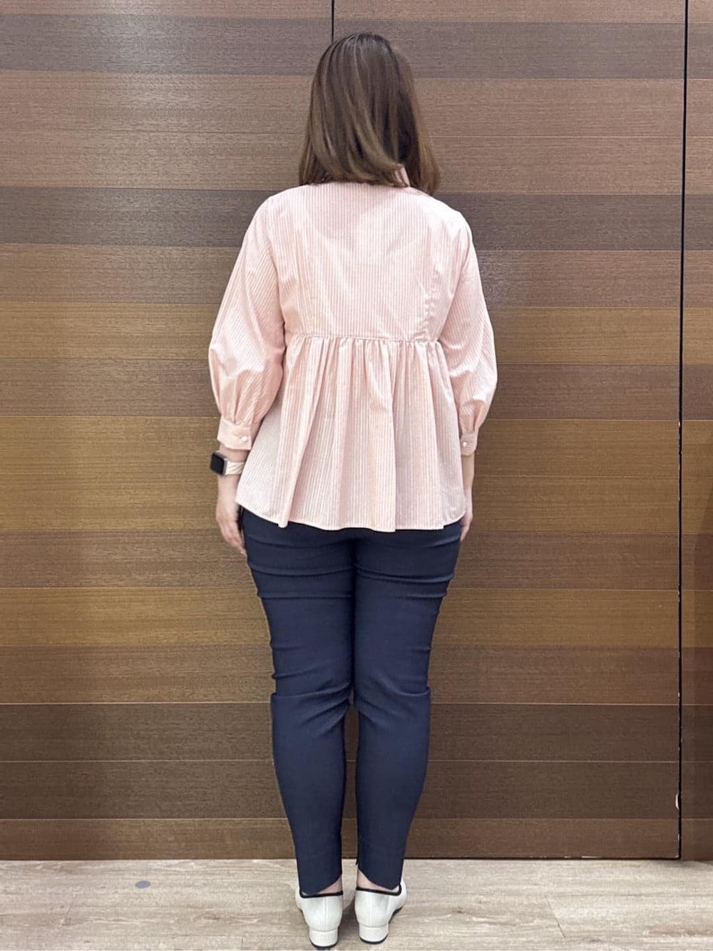 ブルー系のその他パンツ、ホワイト系のパンプス、ベージュ系のワンピースを着用したレディースの春コーディネートの6枚目の写真