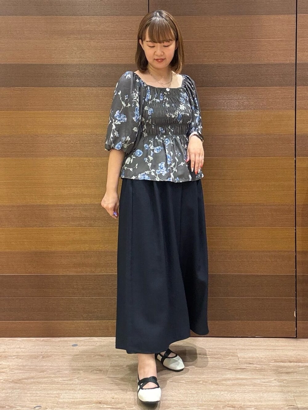 グレー系のシャツ/ブラウス、ブルー系のその他パンツ、ベージュ系のショルダーバッグを着用したレディースの夏コーディネートの2枚目の写真