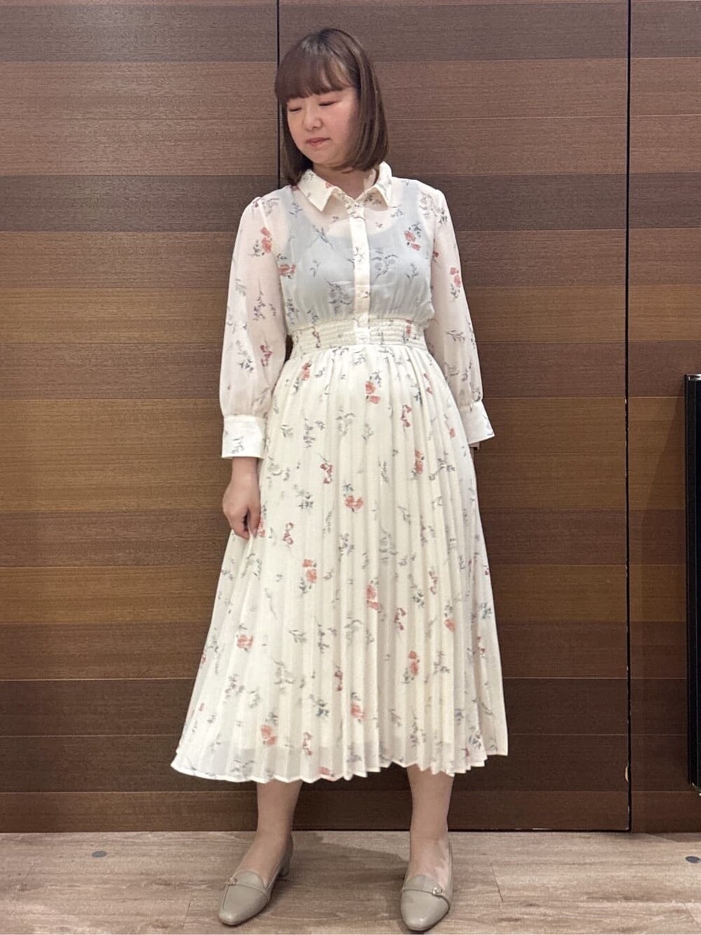 ベージュ系のパンプス、ブラック系のトートバッグ、ベージュ系のワンピースを着用したレディースの春コーディネートの4枚目の写真