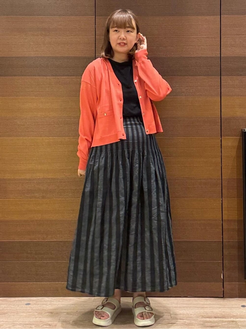 ブラック系のTシャツ/カットソー、ベージュ系のスカート、ベージュ系のショルダーバッグを着用したレディースの夏コーディネートの4枚目の写真