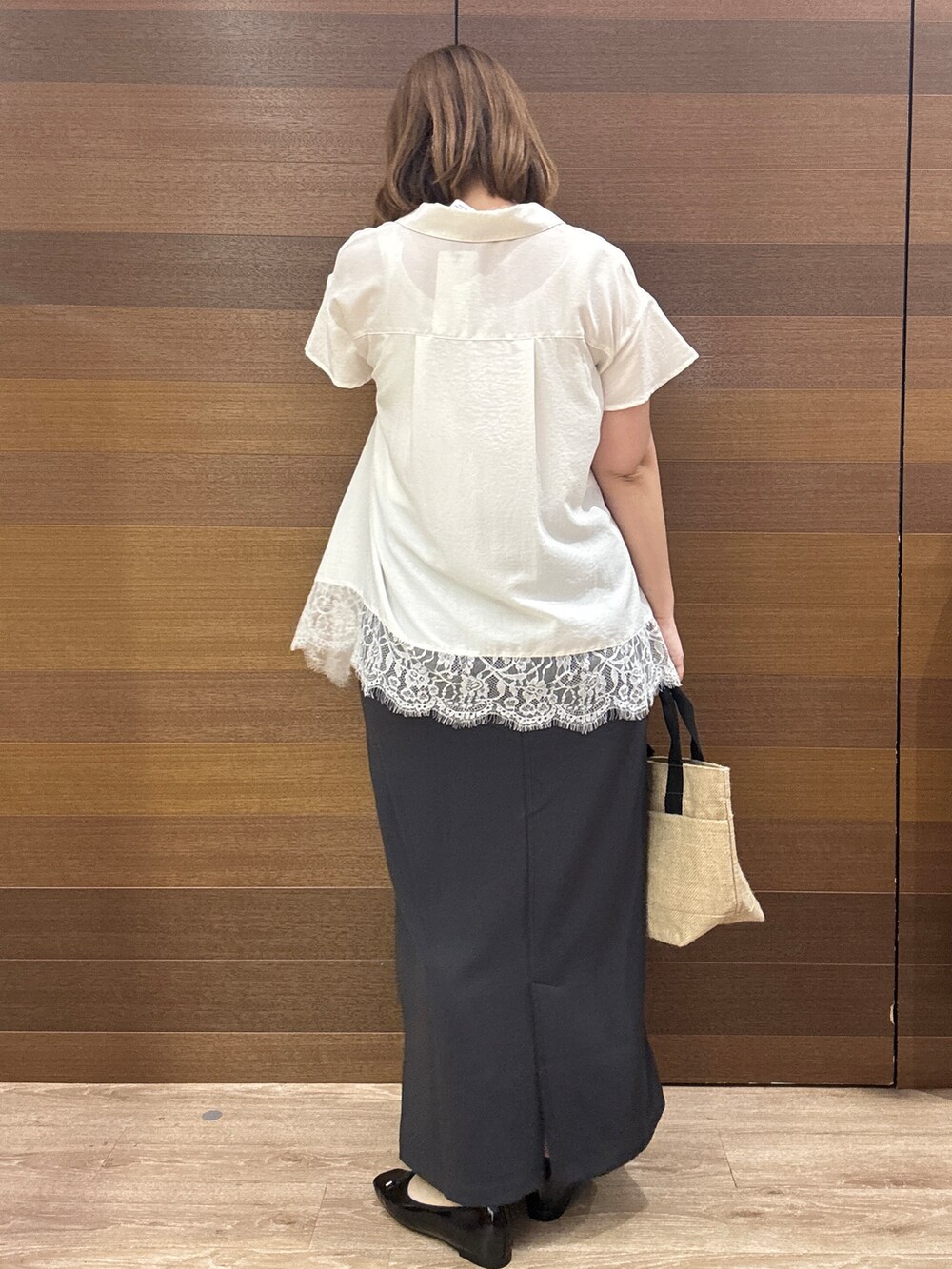 ホワイト系のシャツ/ブラウス、グレー系のスカート、ブラック系のトートバッグを着用したレディースの夏コーディネートの7枚目の写真
