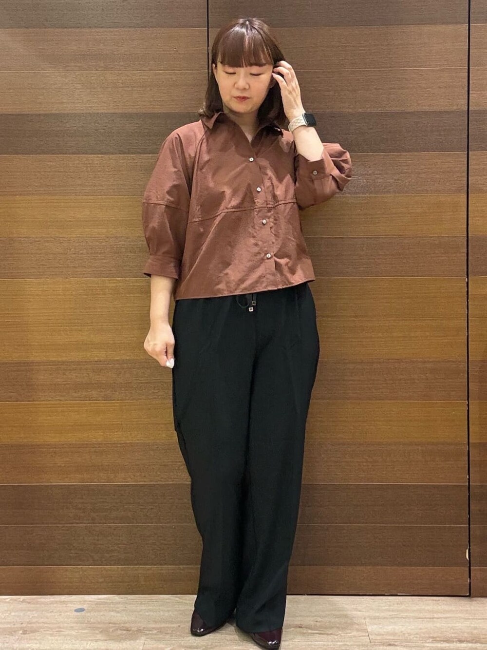 ブラウン系のシャツ/ブラウス、ブラック系のその他パンツ、ホワイト系のトートバッグを着用したレディースの秋コーディネートの2枚目の写真